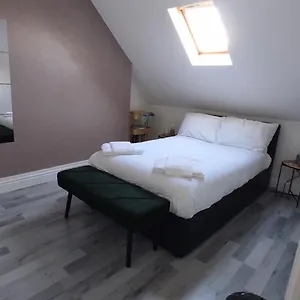 Casa Jimenez - Close To Town With Shared Bathroom Cardiff